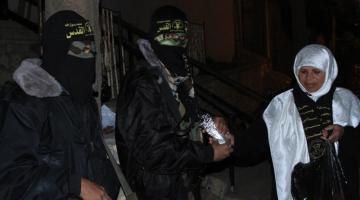 صور.. والدة الشهيد محمد حرارة تتفقد رفاق دربه المرابطين بذكراه