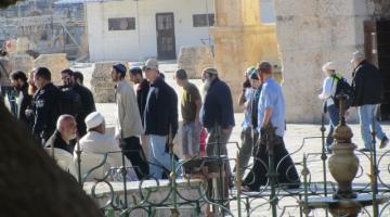مستوطنون يتجولون في الأقصى