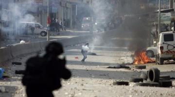 تجدد المواجهات وغضب عارم وعشرات الاصابات علي استشهاد أبو حمدية