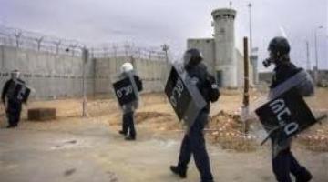 اقتحام سجن ريمون والاعتداء على الأسرى