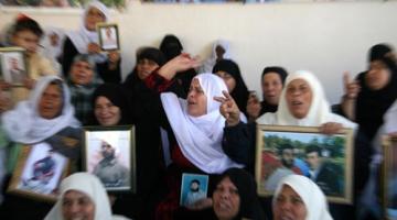 الاحتلال يعتقل والدتي أسيرين