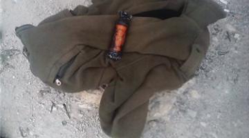 جندي صهيوني يفر من الحجارة تاركا بعض عتاده