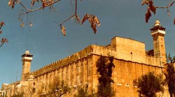 الاحتلال منع رفع الآذان بالحرم الإبراهيمي 55 مرة الشهر الماضي