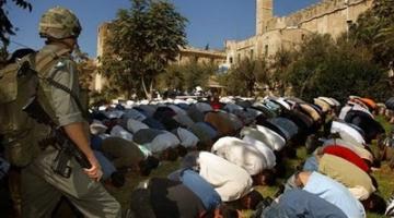 العدو يرفع العلم الصهيوني على سور الحرم الإبراهيمي