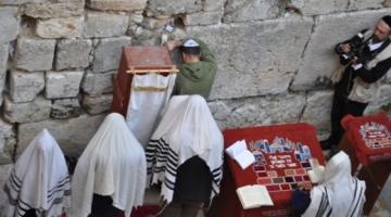 آلاف المستوطنين وقيادات حاخامات يمارسون شعائر تلمودية بالبراق