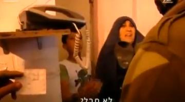 شاهد.. طفل لجندي: "لا تعتقلني لدي امتحان وبعده اعتقلني"