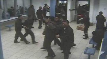 الاحتلال يصيب 11 أسيرا ونشوب حريق في سجن بالنقب المحتل