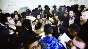 مئات المستوطنين يقتحمون قبر يوسف بنابلس