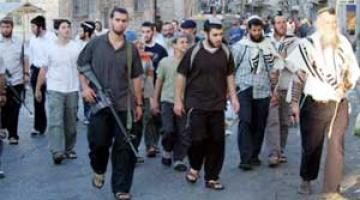 عشرات المستوطنين يعتدون علي المواطنين بنابلس