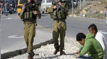قوات الاحتلال تستجوب المواطنين غرب جنين