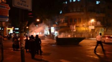 متدينيين صهاينة يرجمون جنود العدو بالحجارة في القدس