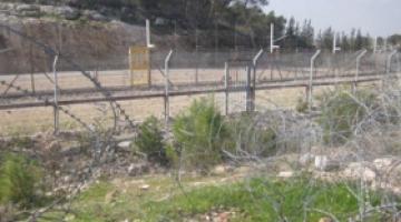 فلسطينيون يقطعون أسلاكاً شائكة حول إحدى المستوطنات