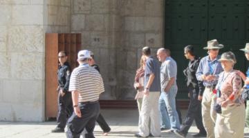 قوات الاحتلال تعتقل أحد حراس المسجد الأقصى