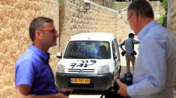 مستوطنون يخطون شعارات عنصرية على جدار كنيسة بالقدس