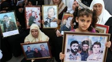 إعلام العدو يتلاعب بمشاعر الأسرى وذويهم