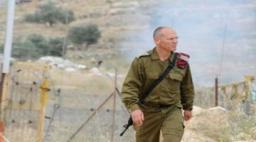 المستوطنون يوزعون منشورات تحريضية ضد قائد المنطقة الوسطى بالضفة