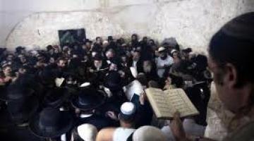 مئات المستوطنين يقتحمون قبر يوسف بنابلس