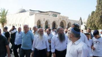 متطرفون يهود يؤدون شعائرهم الدينية داخل المسجد الاقصى