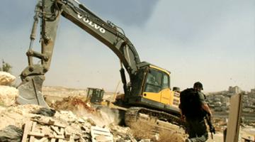 قوات  الاحتلال تخطر 30 منزلا بالهدم جنوب الخليل
