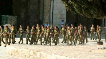 60 مجندة صهيونية يقتحمن باحات الأقصى