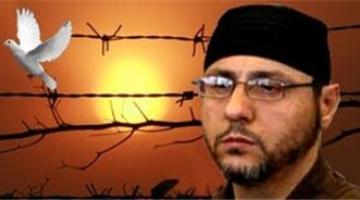 الأسير المضرب عبد الله البرغوثي يوجه رسالة لزوجته وطفلته