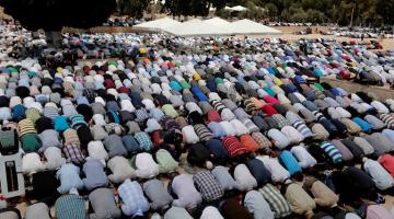 مستوطن يحاول طعن مصلين قرب الاقصى