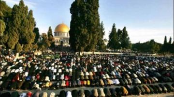 الآلاف يتوافدون للأقصى في الجمعة الثالثة من رمضان