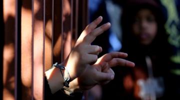 خمسة أسرى من الضفة يدخلون أعوامًا جديدة داخل سجون الاحتلال