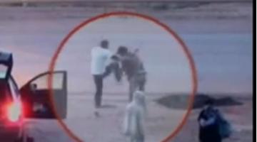 فيديو.. جندي صهيوني  يعتدي على مجموعة من العمال الفلسطينيين بوحشية