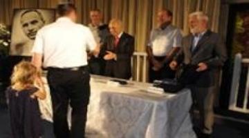 بيرس يمنح شخصيات جوائز "أمن الكيان الصهيوني"