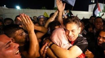 صور.. العدو يفرج عن 26 من الأسرى القدامى