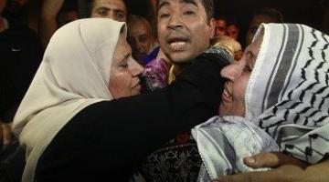 العدو يجبر الاسرى المحررين على توقيع تعهد بعدم العودة للمقاومة