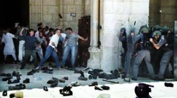 المصلون يطردون جنود الاحتلال من باحات الأقصى