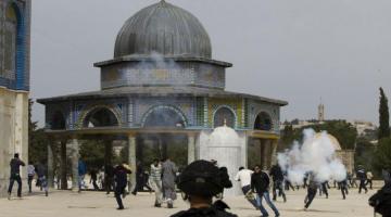 إصابات واعتقالات بمواجهات عنيفة داخل باحات الأقصى