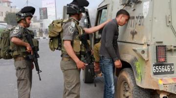 الاحتلال يعتقل مواطنا ويفتش منازل بالخليل