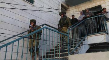 الاحتلال يتبع أساليب ترهيب خلال اقتحامه منازل الفلسطينيين