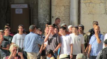 50 مستوطناً وحاخامات يقتحمون باحات الأقصى