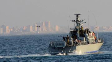 زوارق الاحتلال تفتح نيرانها باتجاه الصيادين ببحر غزة