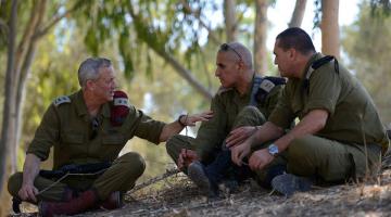 معاريف:غانتس كان يدعم توغلاً برياً موسعاً بالقطاع