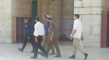 مستوطنون وحاخامات يقتحمون الأقصى واعتقال شابين في باحاته