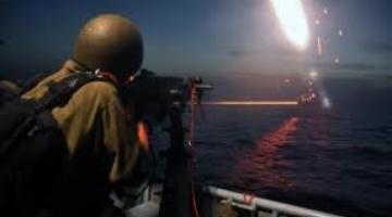 زوارق العدو تستهدف صيادي غزة مجدداً