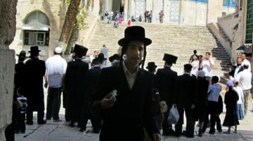 متطرفون يقتحمون باحات الأقصى