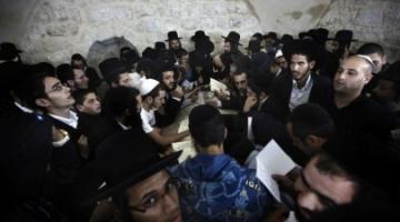 مئات المستوطنين يقتحمون "قبر يوسف" بنابلس