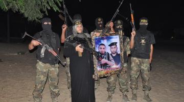 "صور" والدة الشهيدين "إياد ووسيم شراب" تشد أزر المرابطين على الثغور