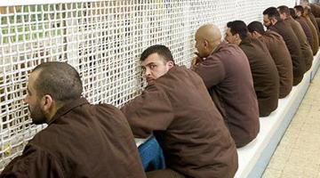 الأسرى يدرسون الامتناع عن الزيارات بشكل جماعي