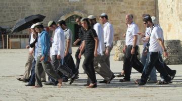 مستوطنون برفقة حاخامات يقتحمون الأقصى