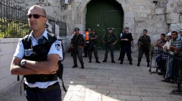 الاحتلال يمنع الرجال دون سن الـ 50 من الصلاة بالأقصى