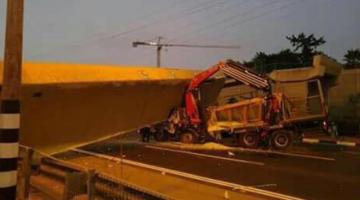 انهيار جسر فوق شاحنة شرق تل أبيب المحتلة