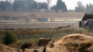 العدو سيقيم أكوام ترابية بين السياج الحدودي لصد القناصة