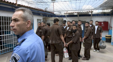 عشرات الأسرى يعانون من آثار التنكيل وعمليات القمع